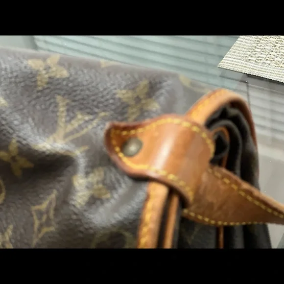 Authentic Beautiful Louis Vuitton Saumur 35 Shoulder Bag. - Picture 8 of 16